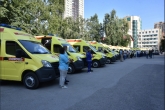 Андрей Травников вручил медикам ключи от автомобилей скорой помощи, оборудованных для перевозки пациентов с COVID-19