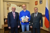 Заместитель Губернатора Александр Дубовицкий вручил 100-тысячный охотничий билет на территории Новосибирской области