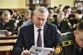 Губернатор Андрей Травников вместе с жителями региона написал «Диктант Победы»