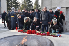 Губернатор Андрей Травников возложил цветы к Вечному огню на Монументе Славы
