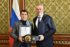 Андрей Травников напутствовал борца Романа Власова на новые большие победы