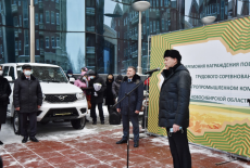 Губернатор Андрей Травников вручил ключи от автомобилей лучшим аграриям региона
