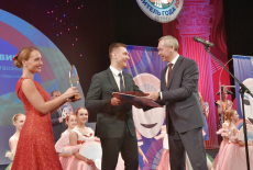 Андрей Травников наградил победителя XXVI регионального конкурса «Учитель года-2019»