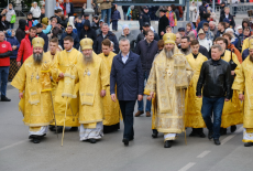 Губернатор Андрей Травников принял участие в крестном ходе, посвящённом Дню славянской письменности и культуры