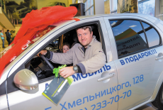 Клиент автосалона «УАЗ Центр» получил в подарок автомобиль