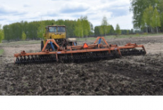 В Новосибирской области стартовали весенние полевые работы: первые трактора вышли в поле