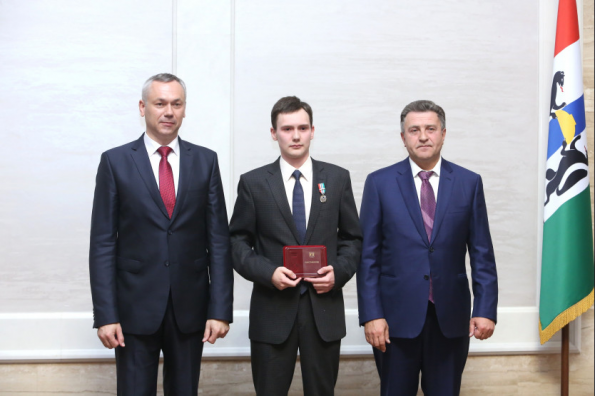 Андрей Травников вручил государственные награды Российской Федерации и награды Новосибирской области
