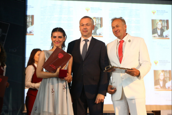Андрей Травников вручил красные дипломы выпускникам НГМУ