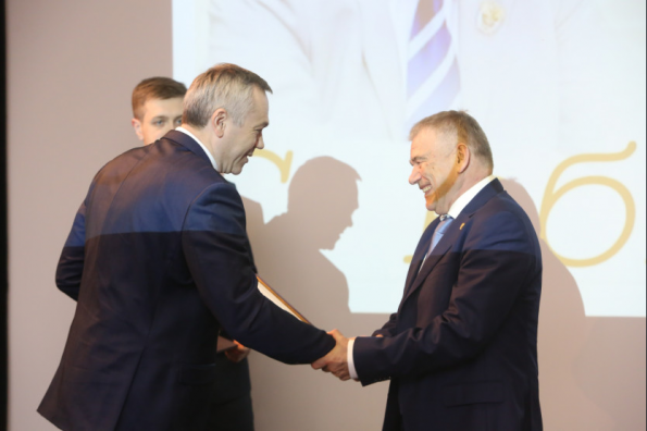 Андрей Травников поздравил с юбилеем председателя СО РАН Валентина Пармона