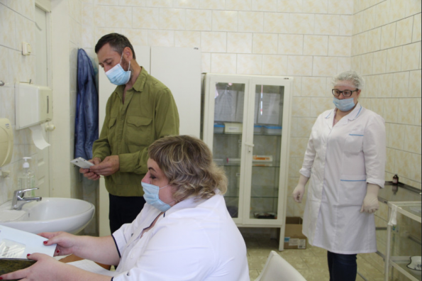 Прививки от коронавируса поставили работники новосибирского метрополитена