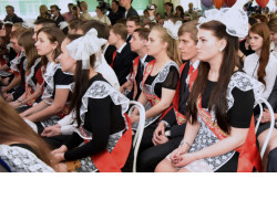 В школах Новосибирской области проходят последние звонки