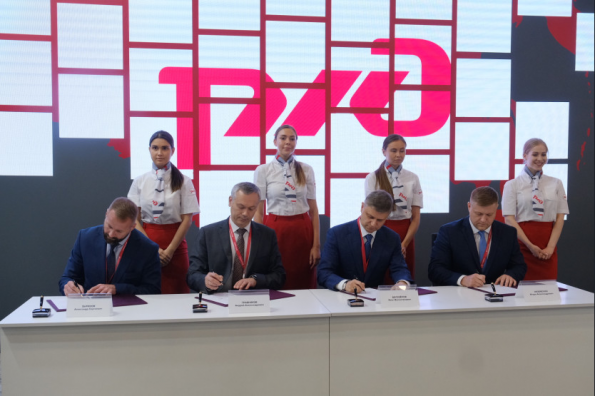 Губернатор Андрей Травников подписал первые соглашения о сотрудничестве в рамках Петербургского экономического форума