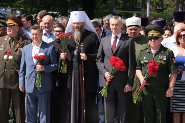 Губернатор Андрей Травников возложил цветы к Вечному огню на Монументе Славы