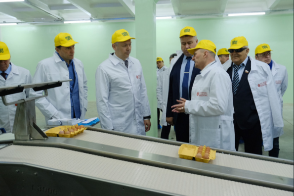 Губернатор Андрей Травников проконтролировал работу предприятий пищевой промышленности в Коченёвском районе 