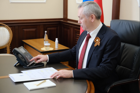 Андрей Травников поздравил ветеранов с Днём Победы