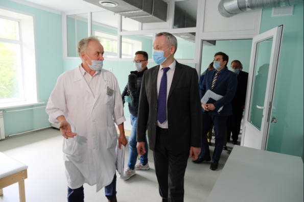 Губернатор Андрей Травников лично проверил обеспеченность СИЗ и выплаты врачам Искитимской ЦГБ в рамках борьбы с пандемией COVID-19