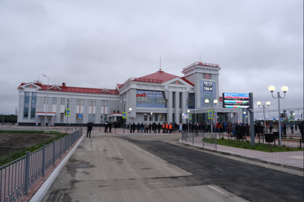 Губернатор Андрей Травников дал старт работе обновленных железнодорожных вокзалов на станциях Татарская и Чаны