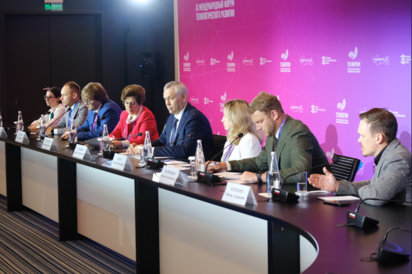 Андрей Травников провёл на «Технопроме-2022» встречу с молодыми учёными