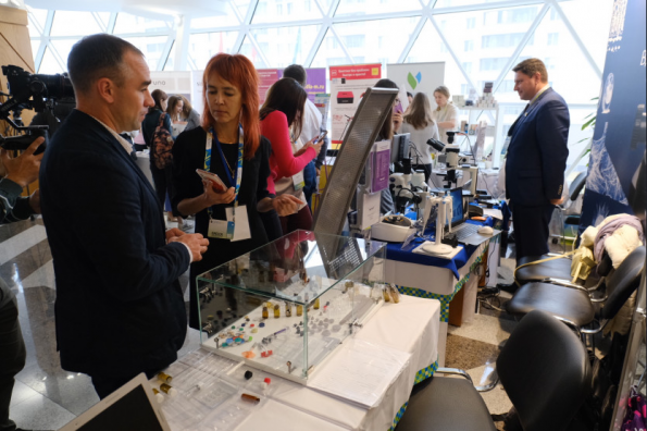 Губернатор Андрей Травников принял участие в открытии IX Всероссийского форума OpenBio