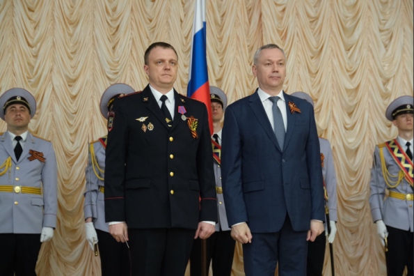 Андрей Травников принял присягу молодых сотрудников полиции