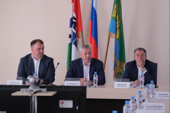 Губернатор Андрей Травников в рамках рабочей поездки в Мошковский и Болотнинский районы встретился с бойцами СВО и членами их семей