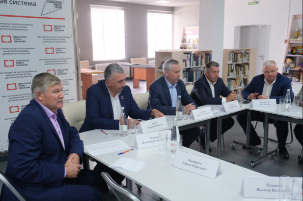 Андрей Травников в ходе рабочей поездки в Венгеровский и Чановский районы встретился с бойцами СВО и членами их семей