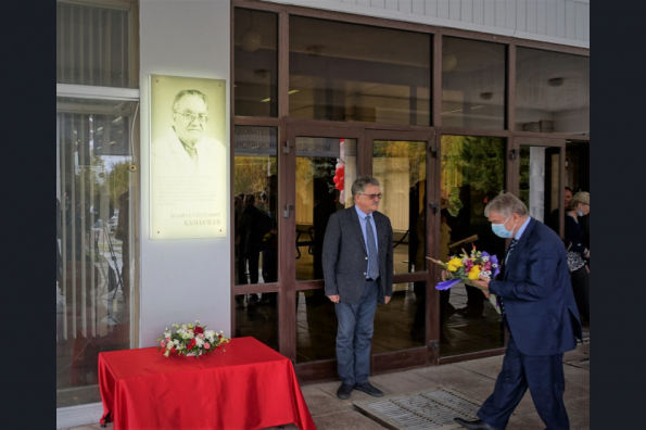 В Новосибирском научном центре открыта мемориальная доска, посвященная академику Влаилю Казначееву