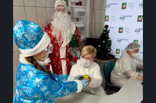Дед Мороз со Снегурочкой поздравили пациентов инфекционного госпиталя
