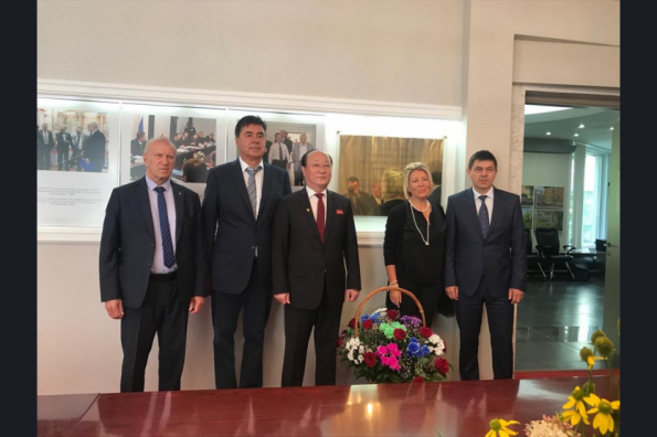 Памятную доску открыли в Новосибирском Доме ученых в честь посещения Председателем Государственного Комитета Обороны КНДР Ким Чен Ира