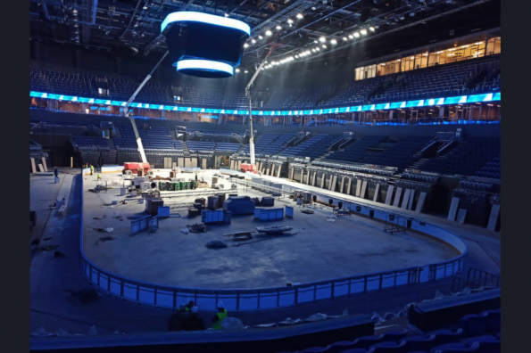 Четырехгранный медиа-куб в новой Ледовой арене поднят на высоту