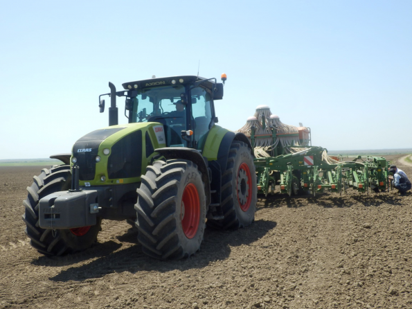 CLAAS изучает эффективность работы трактора AXION на посевных работах