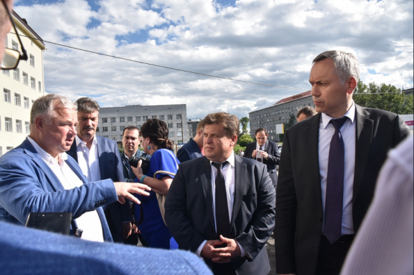 Андрей Травников проконтролировал ход исполнения поручений по строительству и ремонту объектов здравоохранения Барабинского района
