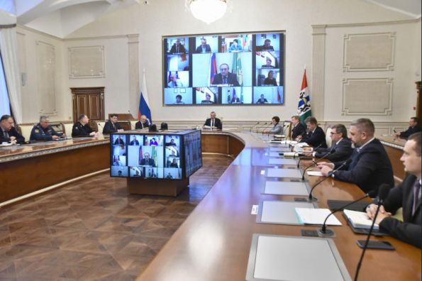 Губернатор Андрей Травников поручил главам муниципальных районов оперативно задействовать областные ресурсы в случае аварий на коммунальных сетях