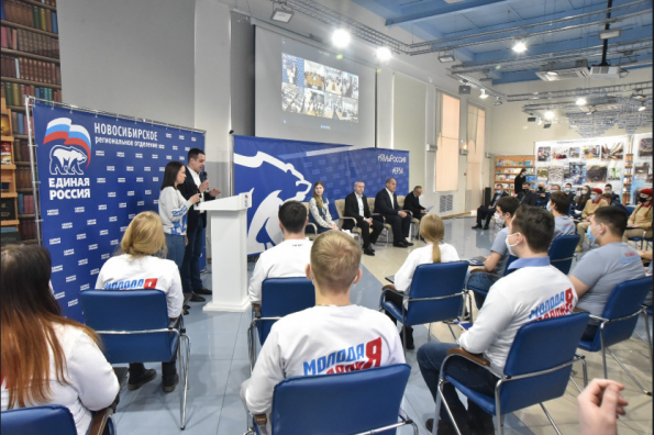 Губернатор Андрей Травников принял участие в онлайн-уроке, посвящённом Дню защитника Отечества