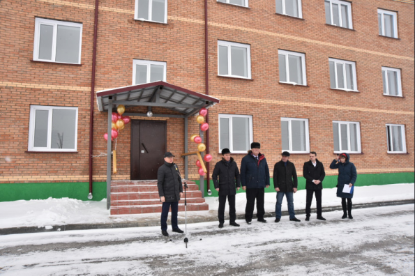 Первый заместитель Губернатора Юрий Петухов вручил ключи от новых квартир участникам программы переселения в р.п. Маслянино