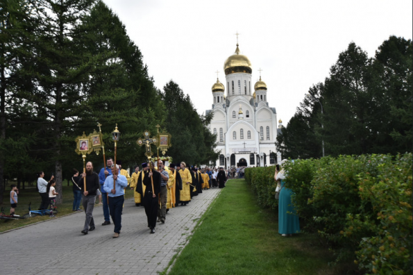 Новосибирцы торжественно отметили 1035-летие Крещения Руси