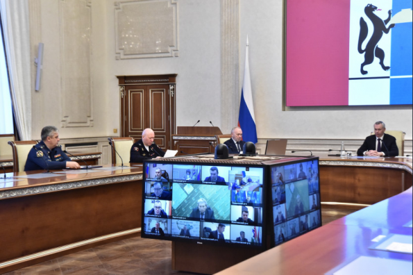 Губернатор Андрей Травников поручил главам муниципалитетов повысить оперативность устранения коммунальных аварий