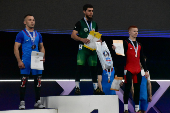 Новосибирец завоевал медали чемпионата России по тяжелой атлетике в первый день турнира 