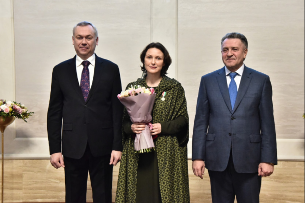 Губернатор Андрей Травников вручил знаки отличия «За материнскую доблесть»