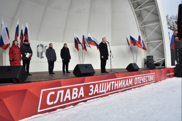Андрей Травников приветствовал участников митинга-концерта «Слава защитникам Отечества»
