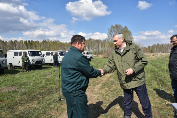 Андрей Травников в рамках Всероссийского дня посадки леса вручил лесоводам ключи от спецавтомобилей