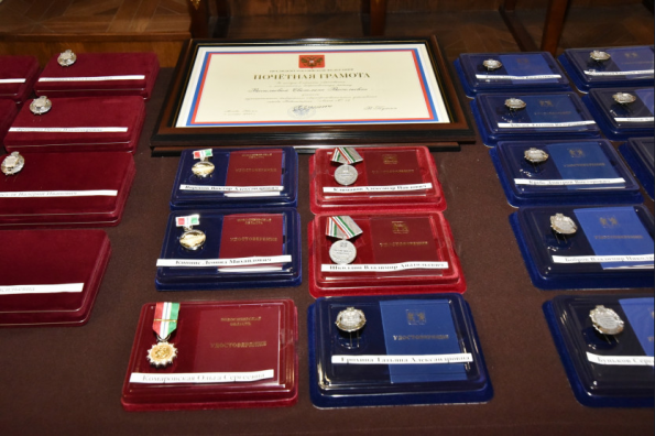 Андрей Травников в День Конституции вручил государственные и региональные награды