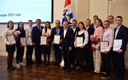 Победителей и призеров первенства страны в летнем биатлоне наградили в Правительстве региона