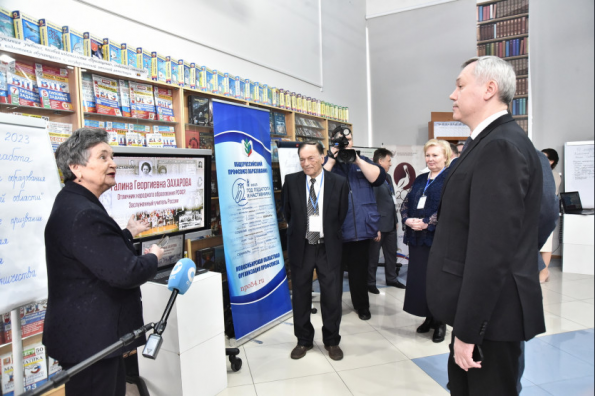 Губернатор Андрей Травников дал старт мероприятий Года педагога и наставника в Новосибирской области