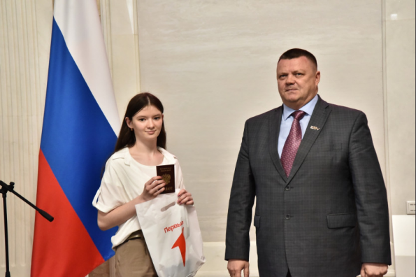 Андрей Травников вручил паспорта юным новосибирцам в рамках празднования Дня России