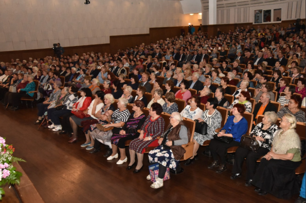Андрей Травников приветствовал участников торжественного мероприятия, посвящённого Декаде пожилых людей