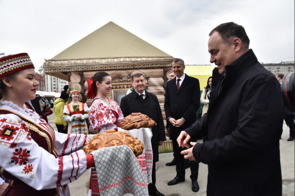 Андрей Травников и Роман Головченко приветствовали участников и гостей ярмарки товаров белорусских производителей