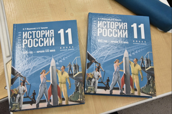 Преемственность и понимание логики: новый учебник по истории России представлен на открытом уроке в Новосибирской области