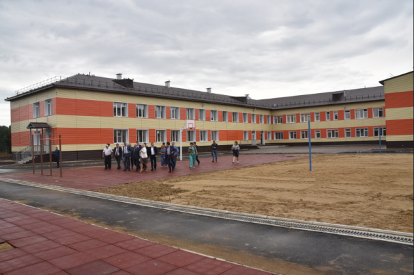 Андрей Травников высоко оценил качество и темпы ремонта школы в селе Бобровка Сузунского района