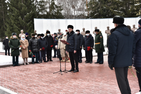 Андрей Травников поздравил военнослужащих и ветеранов с Днём защитника Отечества